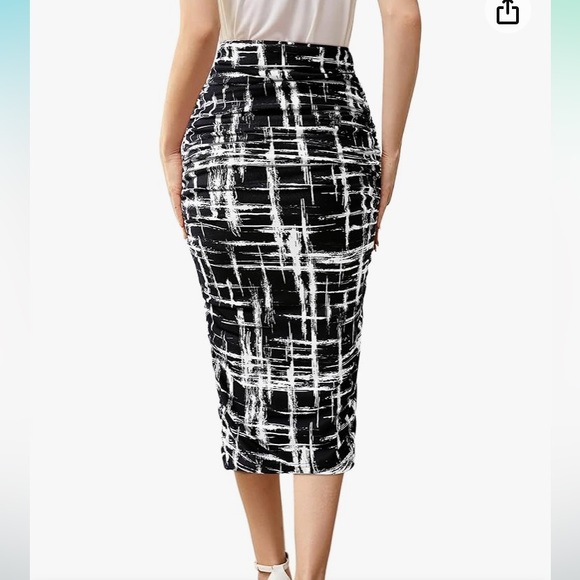 NWT VFshow black/white geometric print, pencil ruched detail midi skirt, size S - Picture 2 of 11